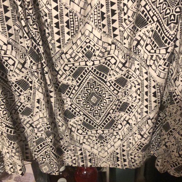 Black and white skirt - Picture 3 of 3